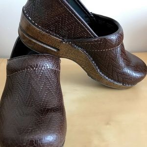 Dansko Clogs Brown Leather Weave- EU40